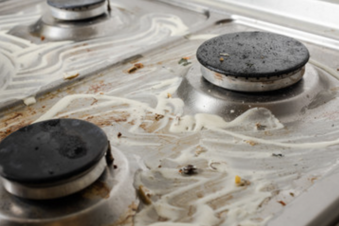 なぜキッチンの油汚れはガチガチになる？油汚れをキレイに落とす方法とは