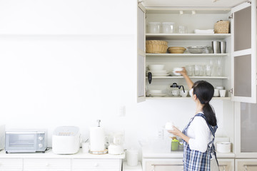 食器棚の地震対策は？オープンラックよりも引き出しや扉付きがベター　