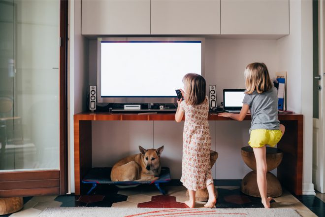 子供のテレビへの近づきすぎを防ぐ　狭いリビングの家具の配置方法