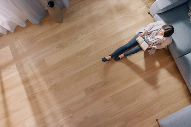 椅子か直接座るか？使う用途によって違うフローリング材の種類とは